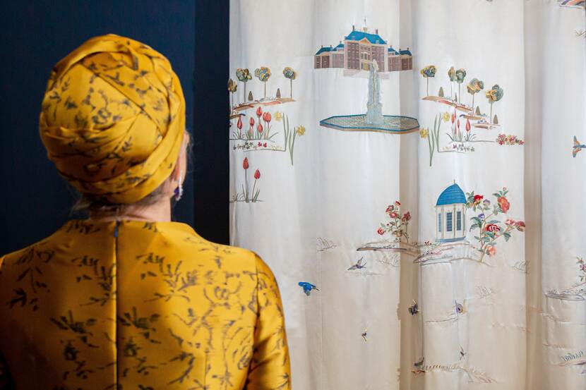 Koningin Máxima bekijkt geborduurde gordijnen in TextielMuseum