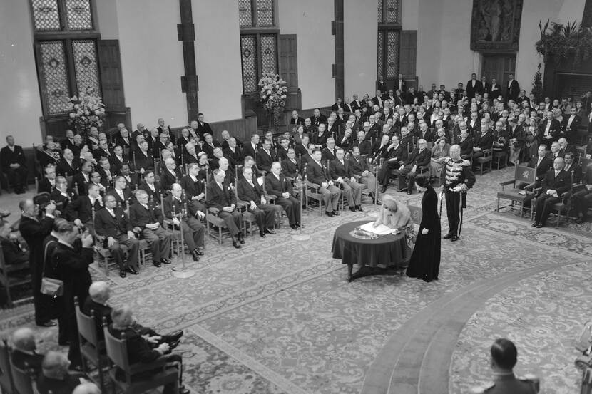 Koningin Juliana ondertekent in 1954 de 'Acte van Bevestiging van het Statuut voor het Koninkrijk' in de Ridderzaal in Den Haag