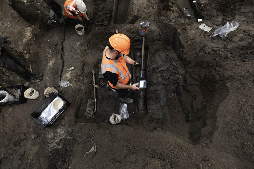 Voorafgaand aan de bouw van de uitbreiding van de Koninklijke grafkelder in de Nieuwe Kerk in Delft wordt archeologisch onderzoek gedaan