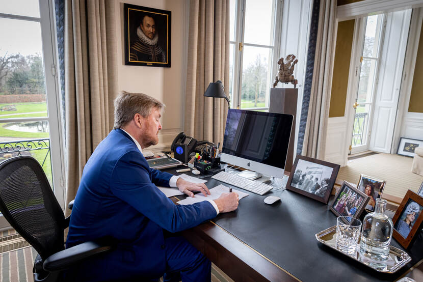 Koning Willem-Alexander ondertekent een wet