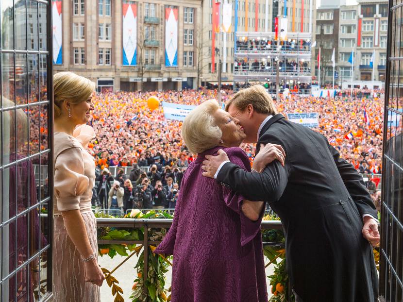 De Koning, Koningin en Prinses Beatrix op het balkon van het Koninklijk Paleis Amsterdam