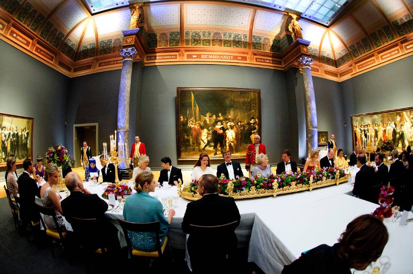 De Koningin biedt in aanwezigheid van de Prins van Oranje en Prinses Máxima een diner aan voor genodigden in het Rijksmuseum in Amsterdam, 29 april 2013