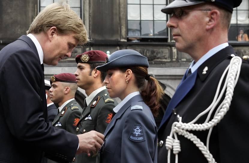 Den Haag, 29 juni 2005: de Prins van Oranje spelt een herinneringsmedaille op bij sergeant mevrouw Hulsman-Dag van de Koninklijke Luchtmacht.
