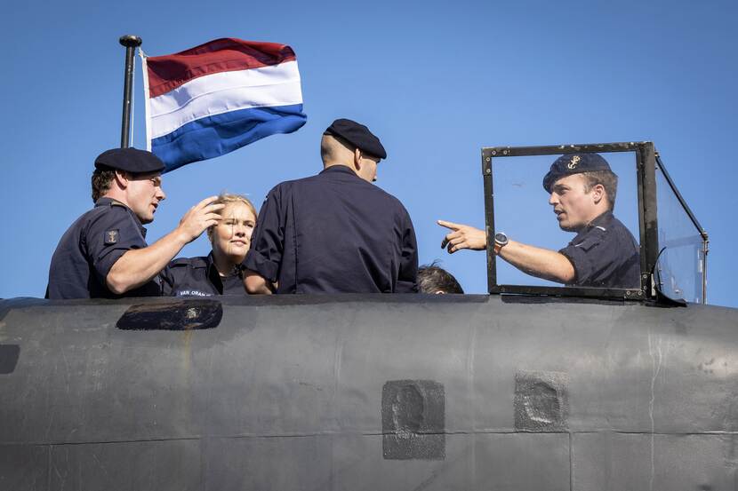 De Prinses van Oranje maakt kennis met de Koninklijke Marine in Den Helder