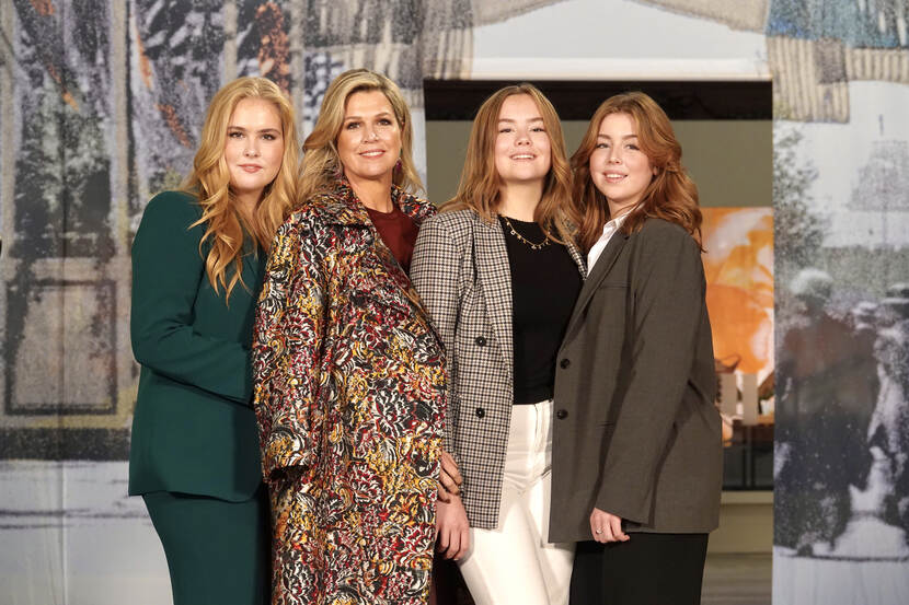 De Prinses van Oranje, Koningin Máxima, Prinses Ariane en Prinses Alexia bij de tentoonstelling De eeuw van Juliana in De Nieuwe Kerk Amsterdam