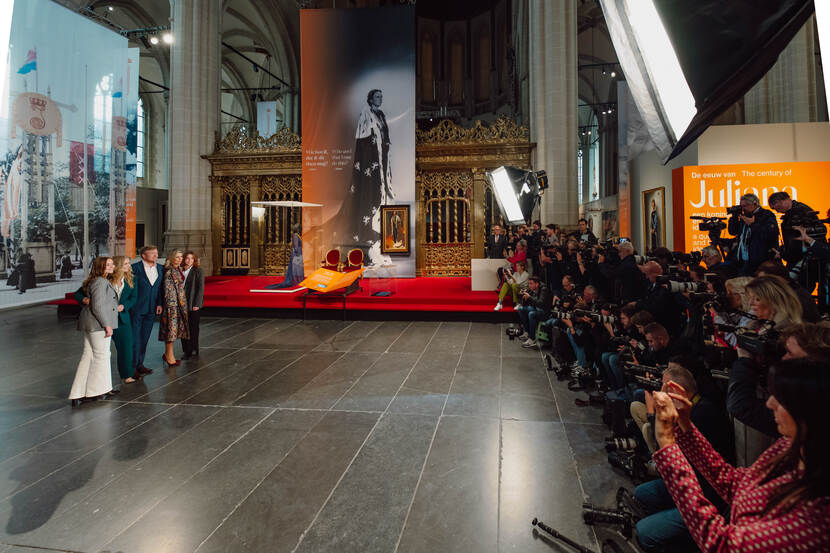 Fotosessie met Koning Willem-Alexander, Koningin Máxima, de Prinses van Oranje, Prinses Alexia en Prinses Ariane bij de tentoonstelling De eeuw van Juliana in De Nieuwe Kerk Amsterdam