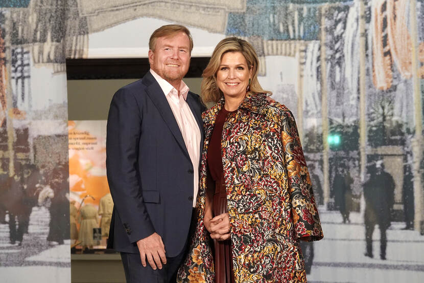 Koning Willem-Alexander en Koningin Máxima tijdens de fotosessie bij de tentoonstelling De eeuw van Juliana in De Nieuwe Kerk