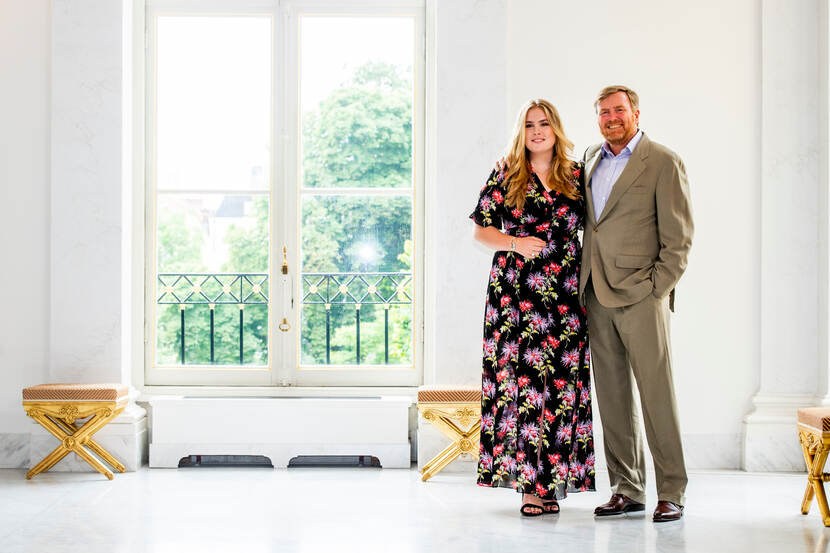 Koning Willem-Alexander en de Prinses van Oranje tijdens de fotosessie op Paleis Noordeinde
