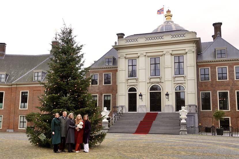 Het Koninklijk gezin poseert op het voorplein van Paleis Huis ten Bosch tijdens een van de jaarlijkse fotosessies.