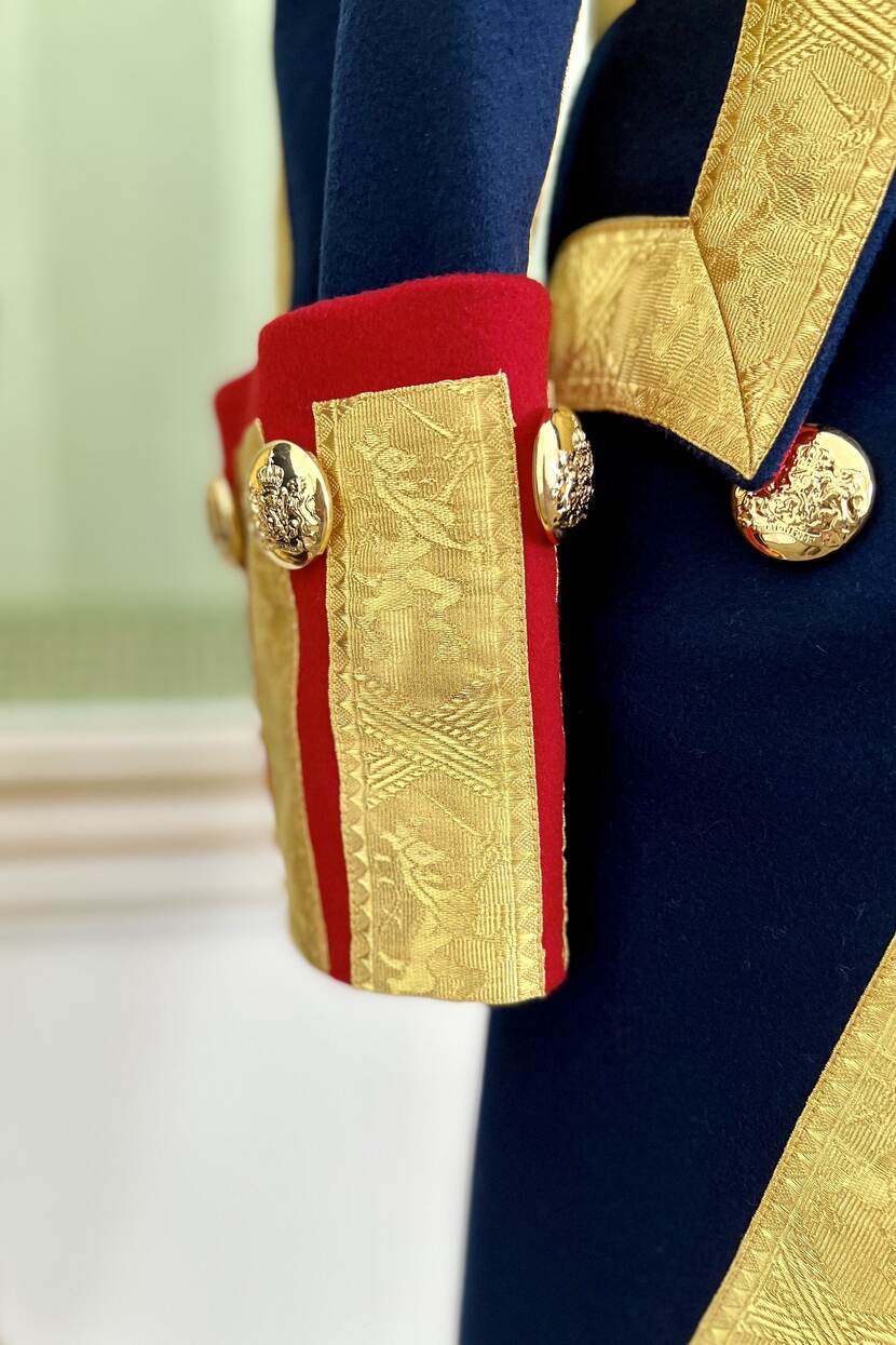 Detail van gala-uniform van de Dienst van het Koninklijk Huis