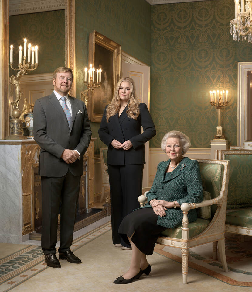 Driegeneratieportret Koning Willem-Alexander, Prinses Beatrix en de Prinses van Oranje
