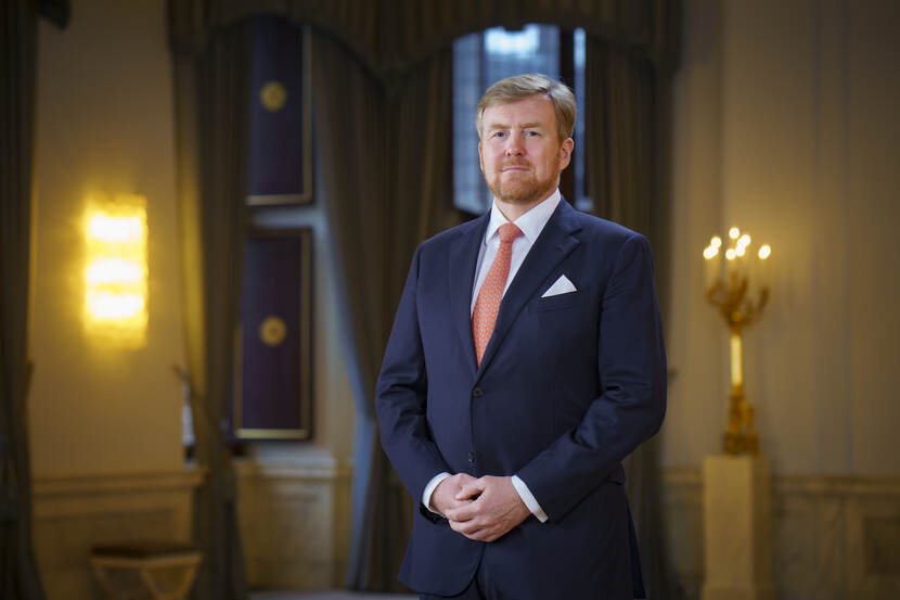 Koning Willem-Alexander, 2020, met kaarslicht, liggende foto