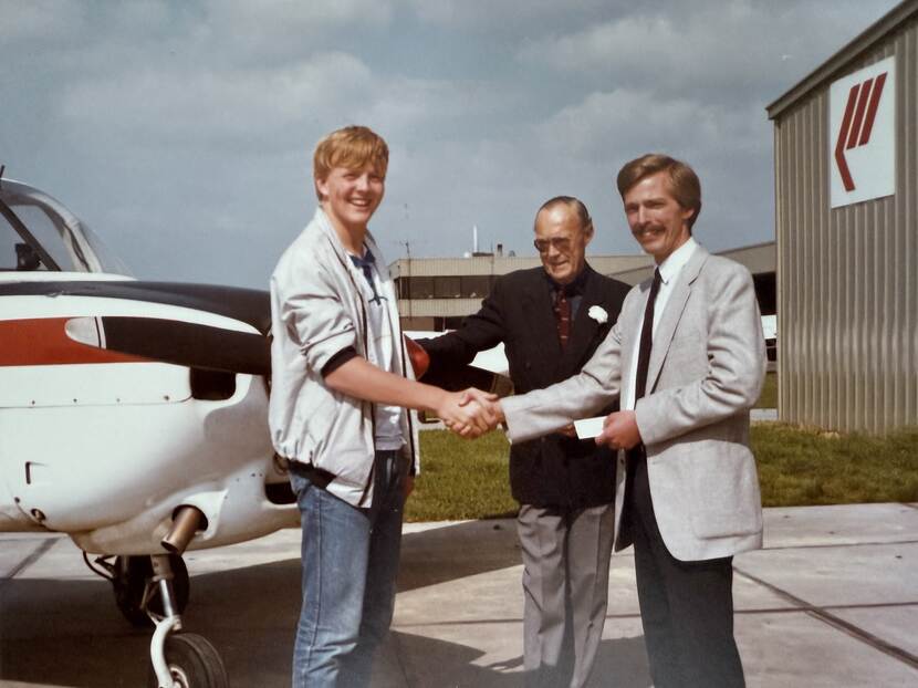 Prins van Oranje krijgt vliegbrevet uitgereikt