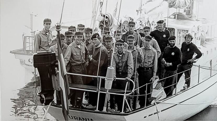 De Prins van Oranje op Hr.Ms. Urania, een zeilend opleidingsschip voor marineofficieren in opleiding.