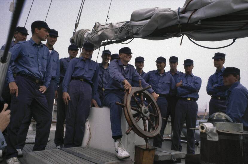 De Prins van Oranje op Hr.Ms. Urania, een zeilend opleidingsschip voor marineofficieren in opleiding