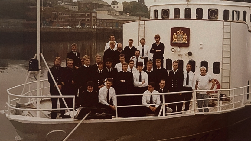 De Prins van Oranje op de Zeefakkel, een schip van de Koninklijke Marine.