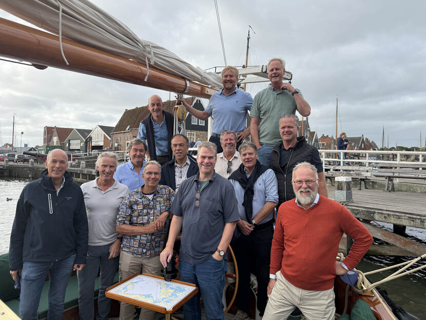 Koning Willem-Alexander met zijn voormalige klasgenoten van ARO SDZ 86/1 op zeiljacht de Groene Draeck.