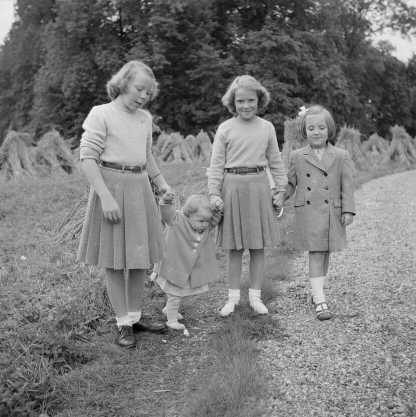 De Prinsessen Beatrix, Irene, Margriet en Christina wandelen in de tuin van Paleis Het Loo