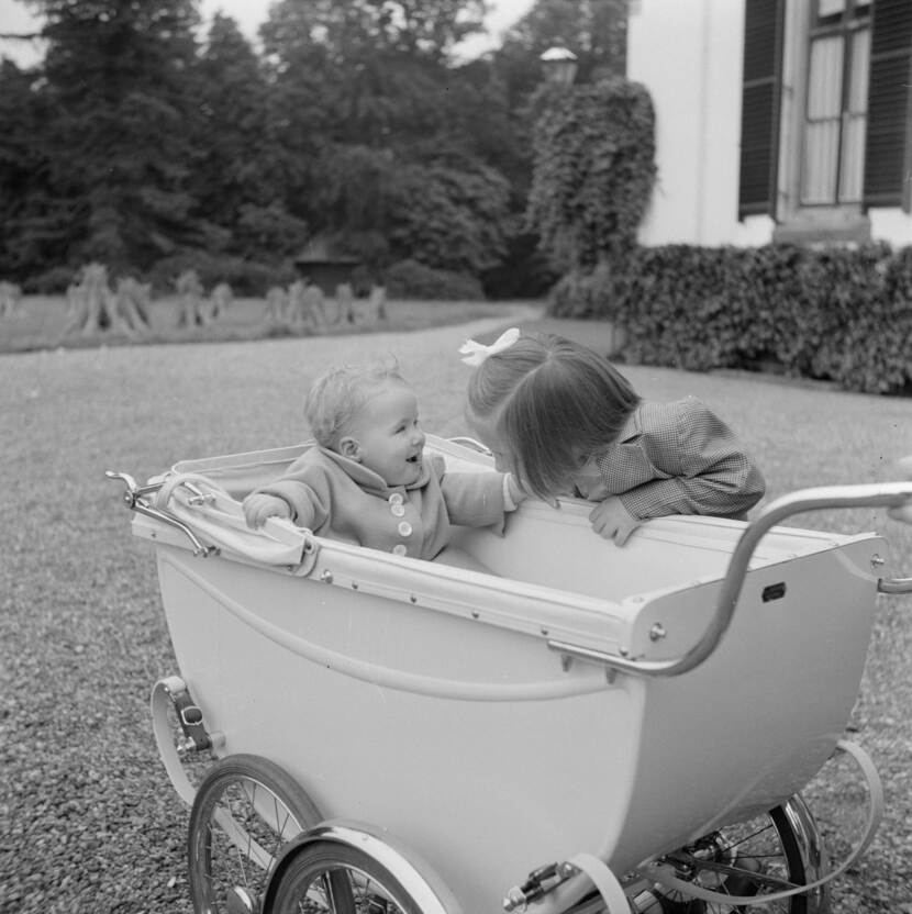 Prinses Margriet met haar jongere zusje Prinses Christina in de tuin van Paleis Het Loo