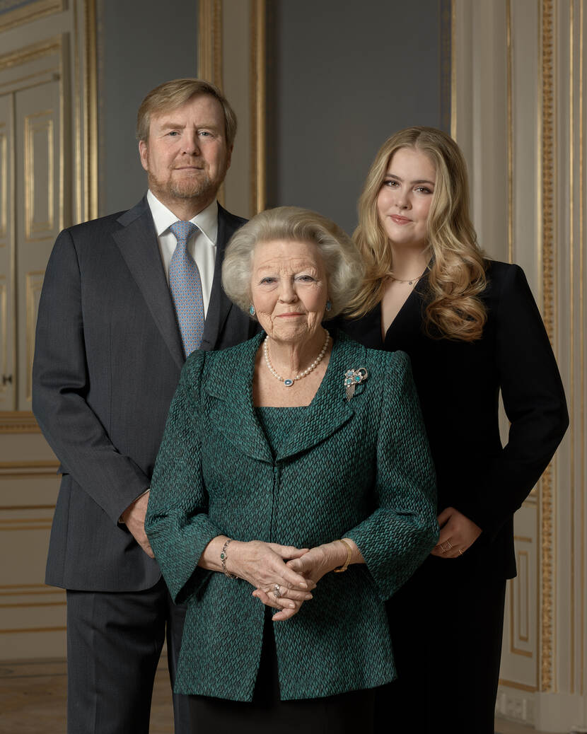 Portret van Prinses Beatrix, Koning Willem-Alexander en de Prinses van Oranje ter gelegenheid van de 85ste verjaardag van Prinses Beatrix