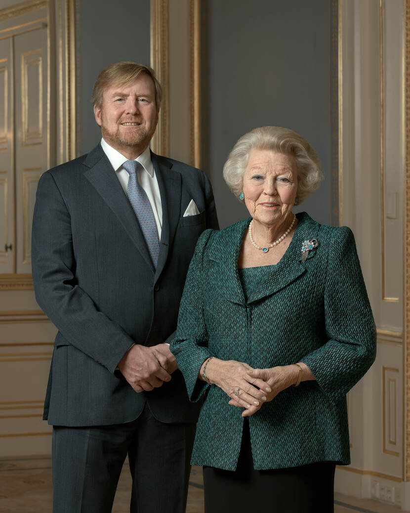 Portret van Prinses Beatrix en Koning Willem-Alexander ter gelegenheid van de 85ste verjaardag van Prinses Beatrix