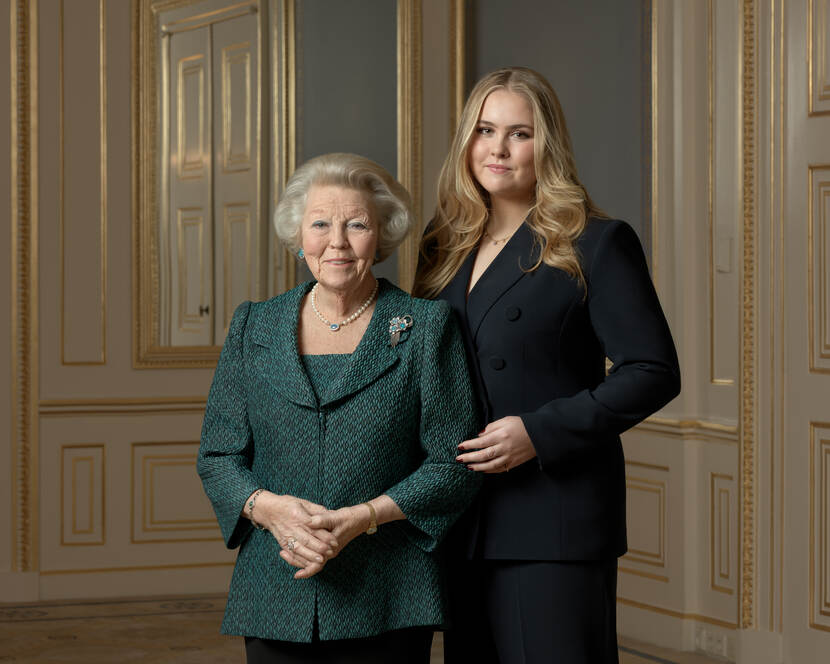 Portret van Prinses Beatrix en de Prinses van Oranje ter gelegenheid van de 85ste verjaardag van Prinses Beatrix