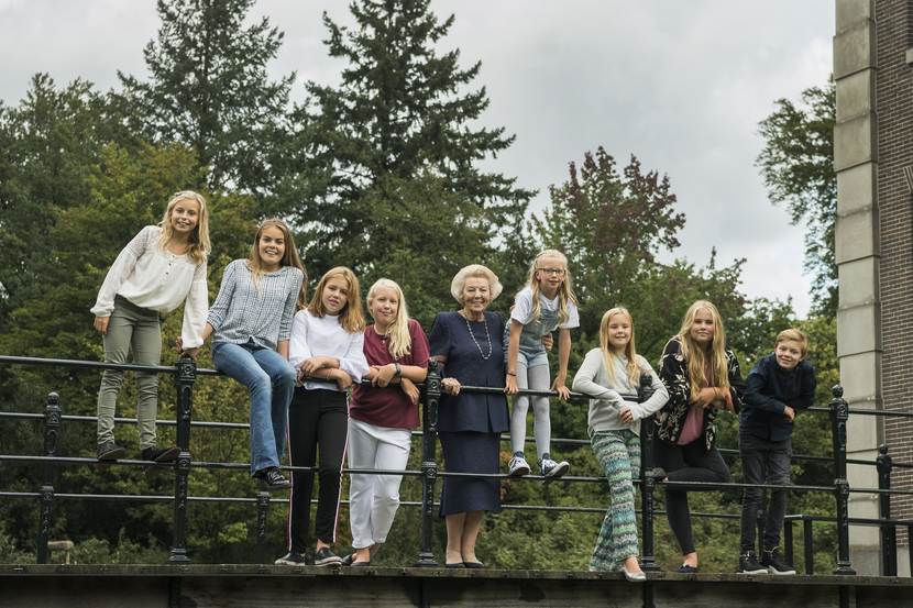 Prinses Beatrix met kleinkinderen bij Kasteel Drakensteyn