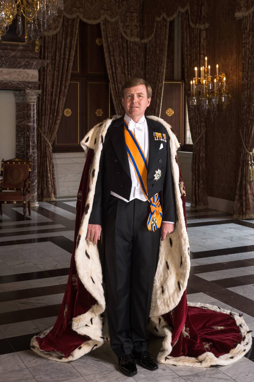 Staatsiefoto Koning Willem-Alexander met koningsmantel, april 2013.