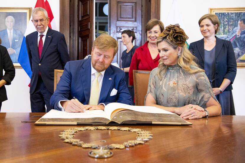 Koning Willem-Alexander en Koningin Máxima ondertekenen het Gouden Boek van de stad Graz.