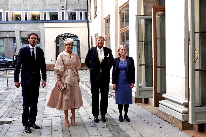 Koning Willem-Alexander en Koningin Máxima spreken in het Adelcrantzska Palace met de premier van Zweden