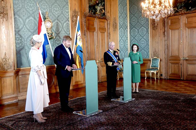 Koning Willem-Alexander houdt een korte toespraak aan het begin van het staatsbezoek aan Zweden