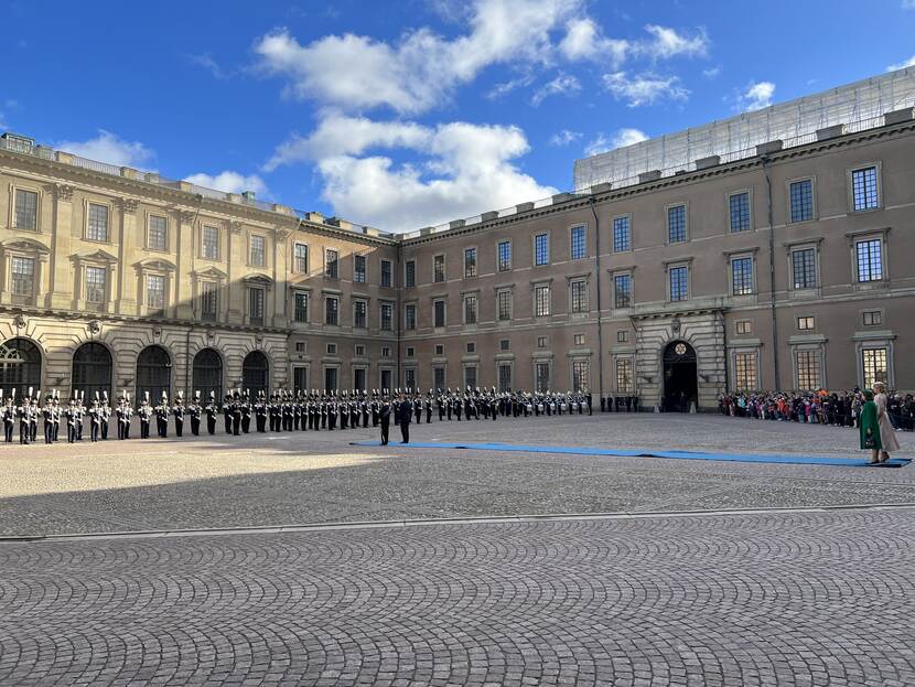 Het Koninklijk Paar wordt ontvangen door Koning Carl XVI Gustaf en Koningin Silvia met een welkomstceremonie op het Koninklijk Paleis