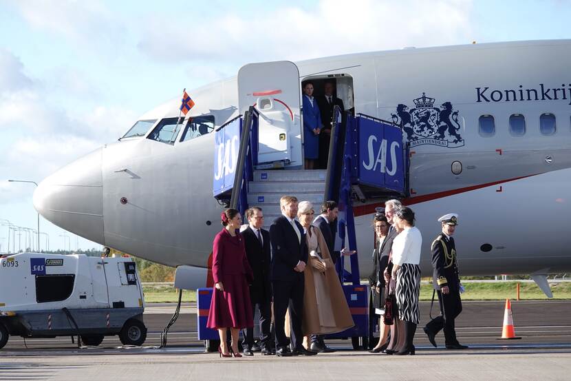 Aankomst Koninklijk Willem-Alexander en Koningin Máxima op het vliegveld in Stockholm voor staatsbezoek aan Zweden