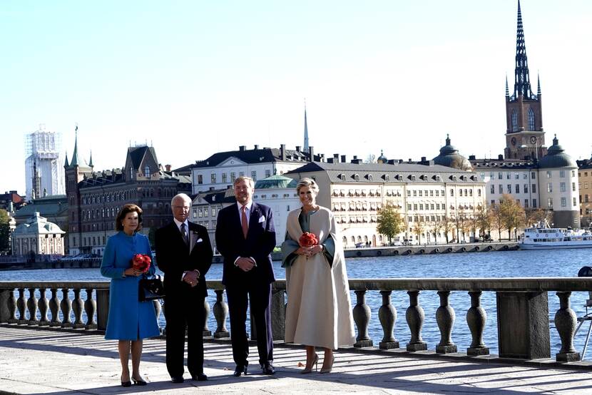 Fotomoment op de kade met Koning Willem-Alexander, Koningin Máxima, Koning Carl XVI Gustaf en Koningin Silvia