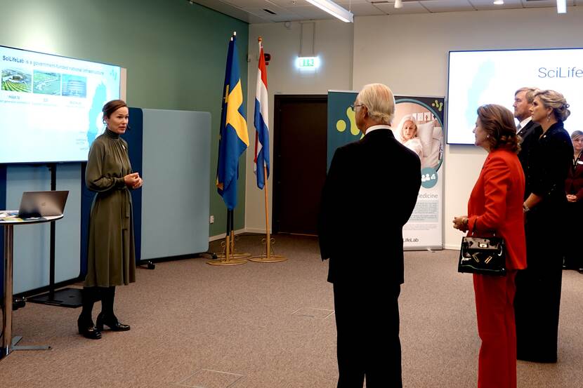 Koning Willem-Alexander en Koningin Máxima bezoeken het SciLifeLab in Stockholm