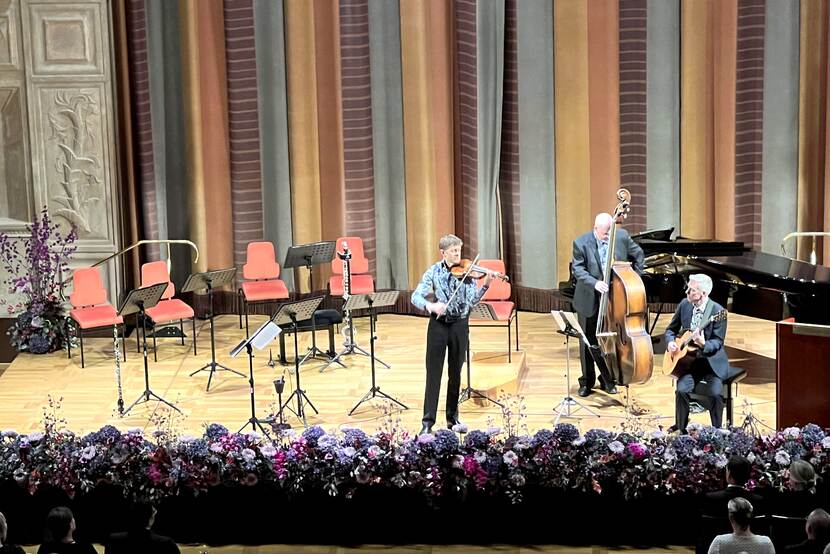 Koning Willem-Alexander en Koningin Máxima bieden als dank voor de Zweedse gastvrijheid een concert aan van het ensemble van violist Tim Kliphuis.