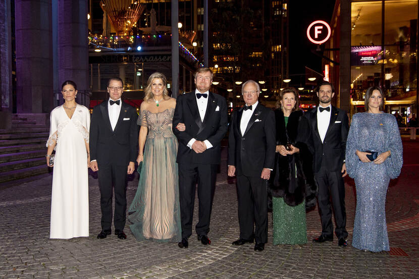Koning Willem-Alexander, Koningin Máxima en de Zweedse Koninklijke familie bij het Konserthuset in Stockholm.