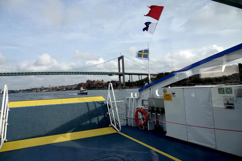 Koning Willem-Alexander en Koningin Máxima varen op een elektrische veerboot in Gotenburg