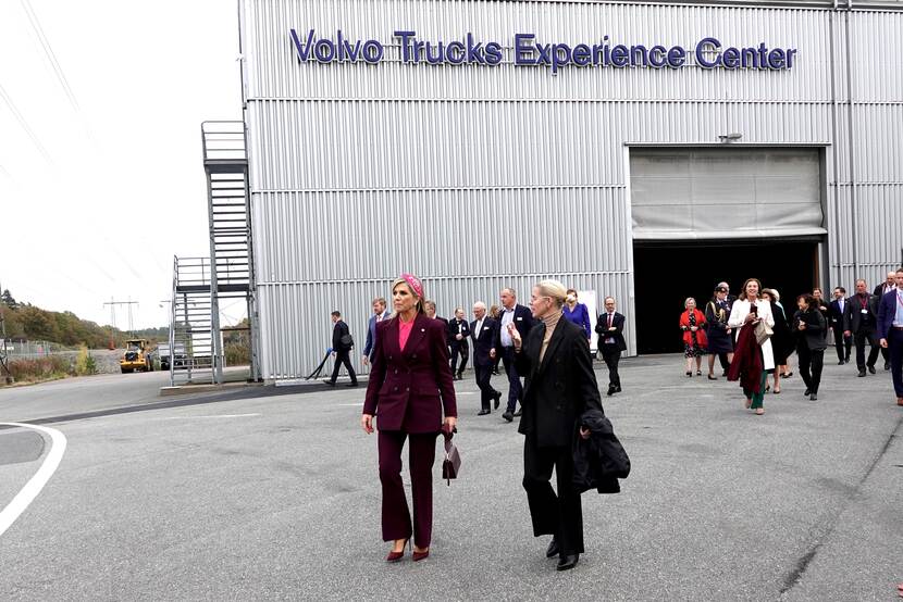 Koning Willem-Alexander en Koningin Máxima bezoeken het Experience Center van Volvo Trucks