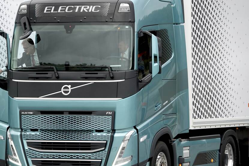 Koning Willem-Alexander maakt een korte rit in een elektrische vrachtauto in het Experience Center van Volvo Trucks