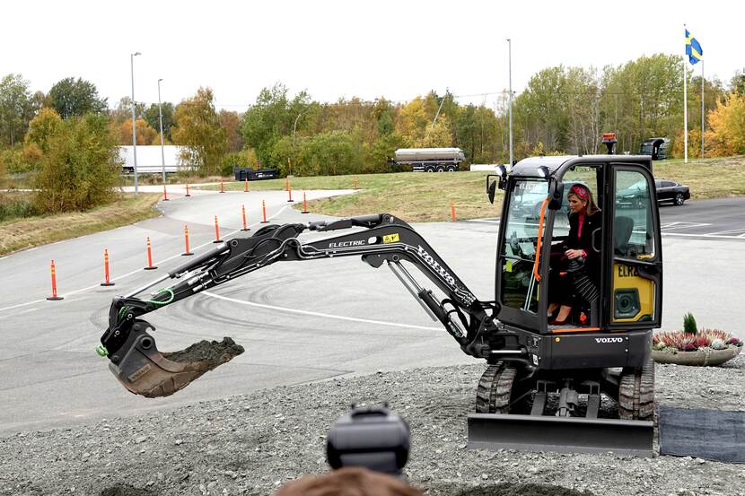 Koningin Máxima bestuurt een elektrische graafmachine in het Experience Center van Volvo Trucks.