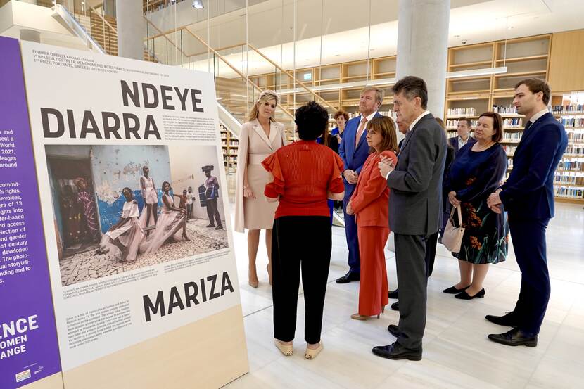 Koning Willem-Alexander en Koningin Máxima bezichtigen in Athene de tentoonstelling 'Resilience – stories of women inspiring change’ van World Press Photo
