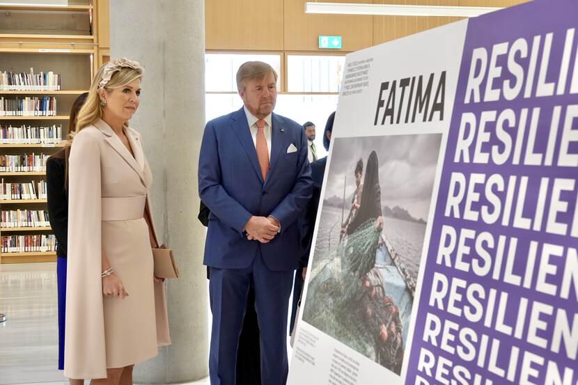 Koning Willem-Alexander en Koningin Máxima bezichtigen in Athene de tentoonstelling 'Resilience – stories of women inspiring change’ van World Press Photo