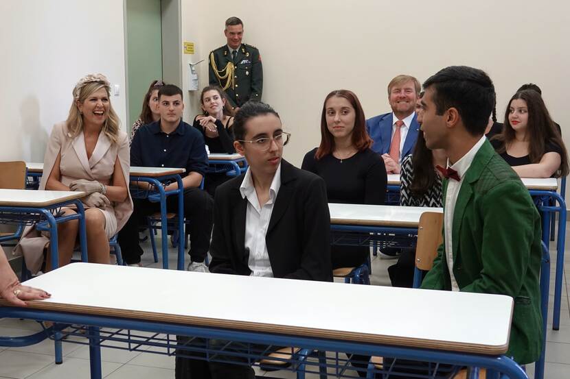 Koning Willem-Alexander en Koningin Máxima bezoeken een openbare school die met het ‘Schools for All’-programma aandacht besteedt aan integratie en acceptatie van kinderen met een vluchtelingachtergrond onder Griekse scholieren