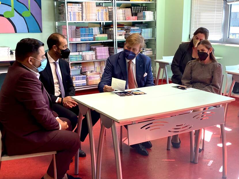 Koning Willem-Alexander spreekt met ex-patiënten tijdens een bezoek aan de oncologische kliniek Elpida in Athene