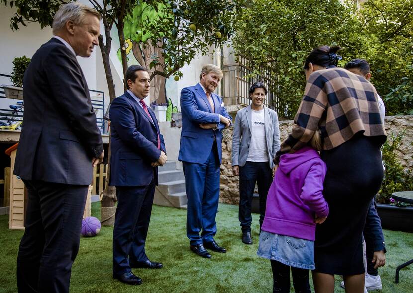 Koning Willem-Alexander bezoekt in Athene een opvangtehuis waar Oekraïense kinderen worden opgevangen