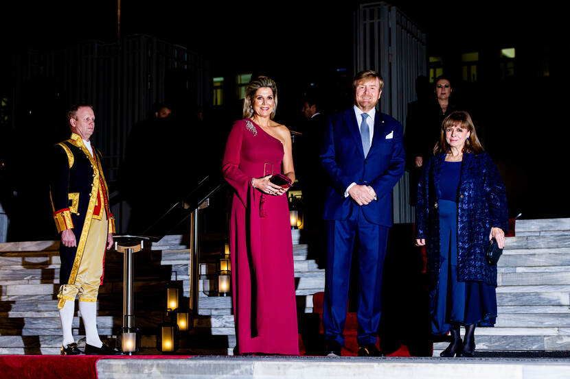 Koning Willem-Alexander, Koningin Máxima en president Sakellaropoulou bij de voorstelling van het Nederlands Danstheater in Megaron Mousikis in Athene