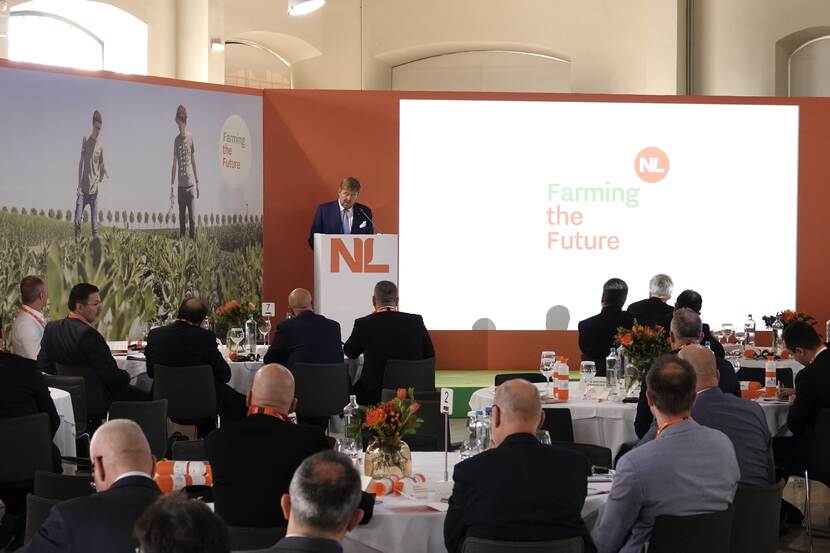Koning Willem-Alexander houdt een toespraak bij een economische sessie over duurzaamheid en landbouw in Thessaloniki