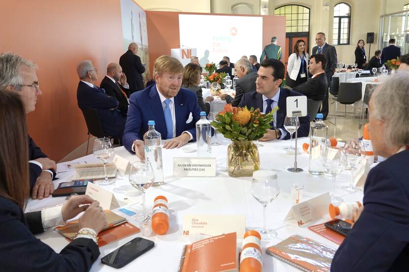 Koning Willem-Alexander in gesprek met Griekse en Nederlandse ondernemers bij een economische sessie over duurzaamheid en landbouw in Thessaloniki