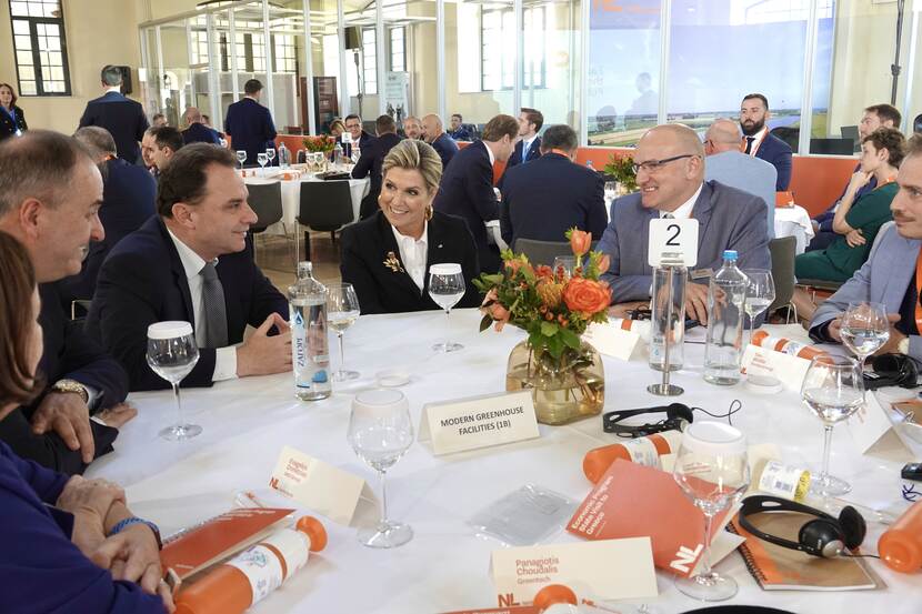 Koningin Máxima in gesprek met Griekse en Nederlandse ondernemers bij een economische sessie over duurzaamheid en landbouw in Thessaloniki